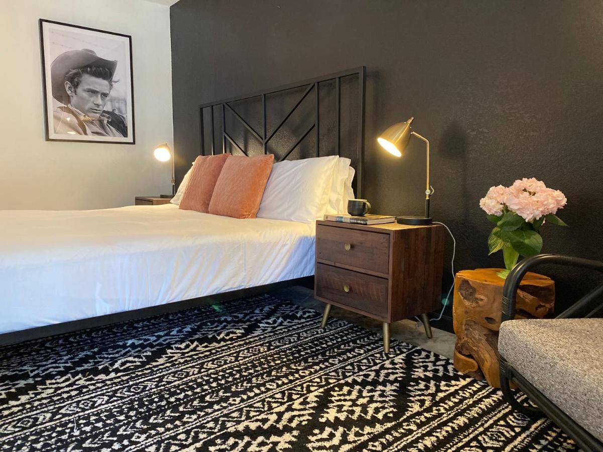 Hotel & Bar